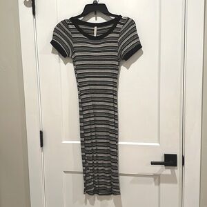 B&W stretchy midi dress